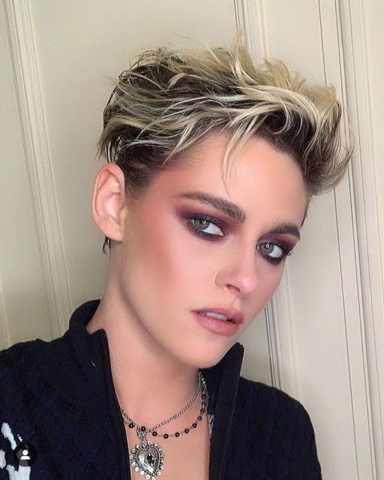 Kristen Stewart posando para una fotografía mostrando su cabello corto y teñido en rubio 