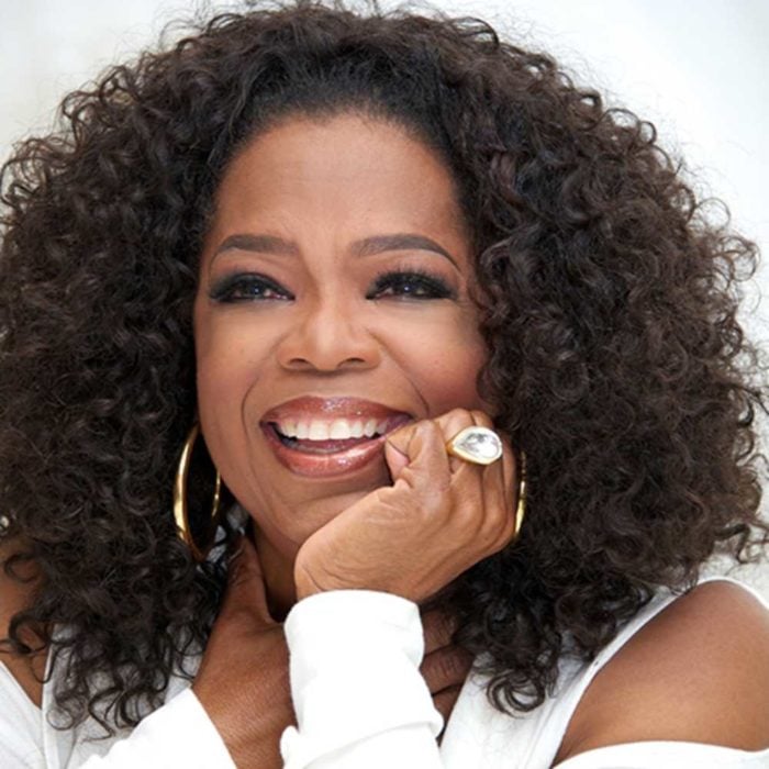 Oprah Winfrey durante una rueda de prensa sonriendo 