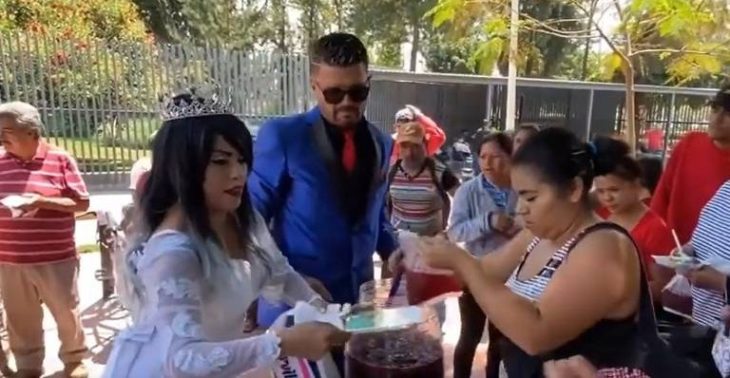 Andrea y Gustavo entregando comida en el hospital de Irapuato