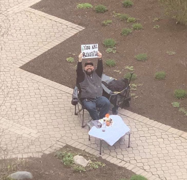 Hombre escribe carteles a su esposa que está en el hospital
