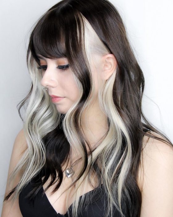 Chica de cabello largo y negro con mechones estilo High-Contrast hair