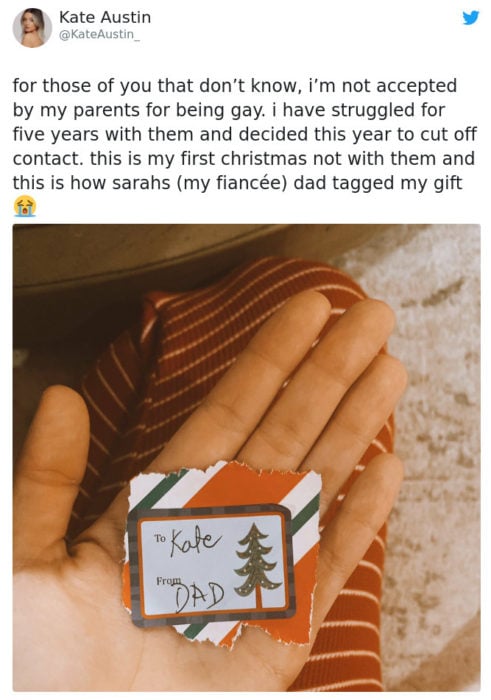 Chica mostrando en su mano la etiqueta que venía en un regalo 