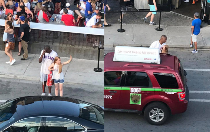 Chica en medio del trafico deteniendo un taxi para que un hombre ciego desconocido pueda subirse a un taxi