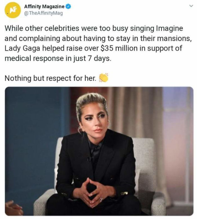 Lady Gaga sentada en un sofá ofreciendo una entrevista 