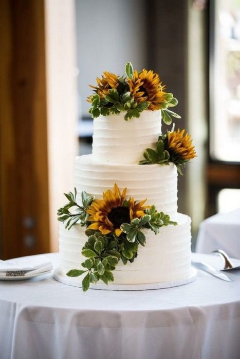 Pastel de boda con girasoles