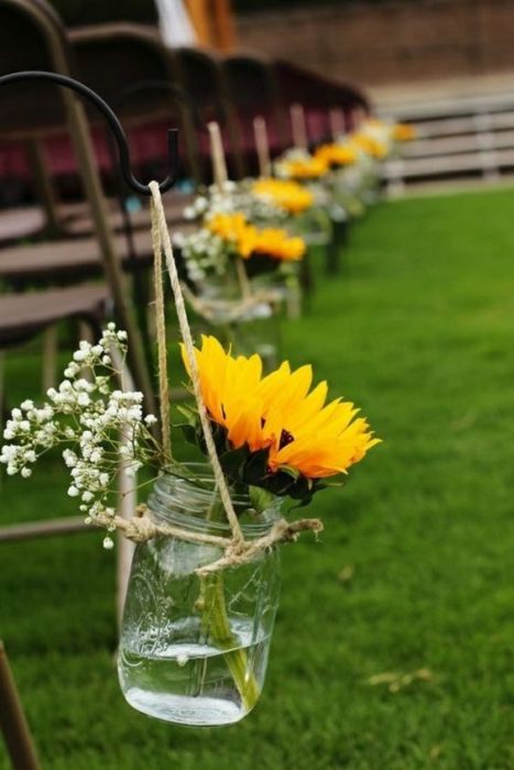 Decoración de sillas de boda con girasoles