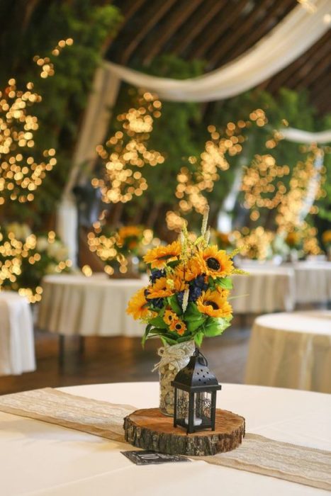 Centro de mesa de boda con girasoles