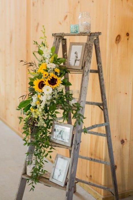 Escaleras rusticas con girasoles