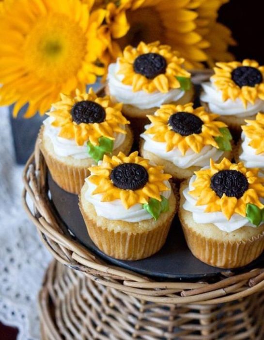 Cupcakes con betún en forma de girasol 