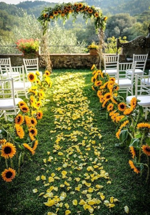 Altar de bodas con decoración de girasoles