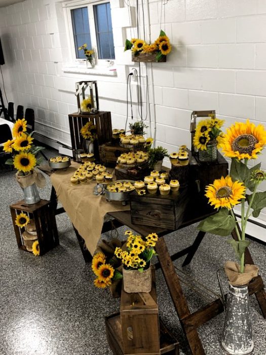 Mesa de dulces para boda con girasoles