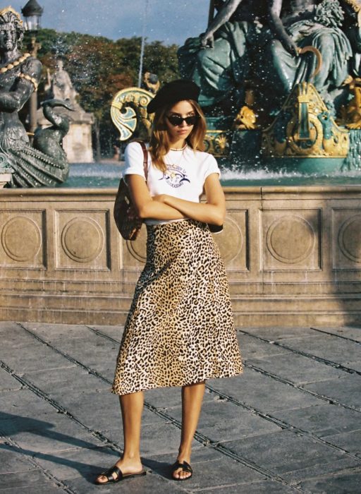 Chica usando una falda midi con estampado animal print con una blusa de color blanco