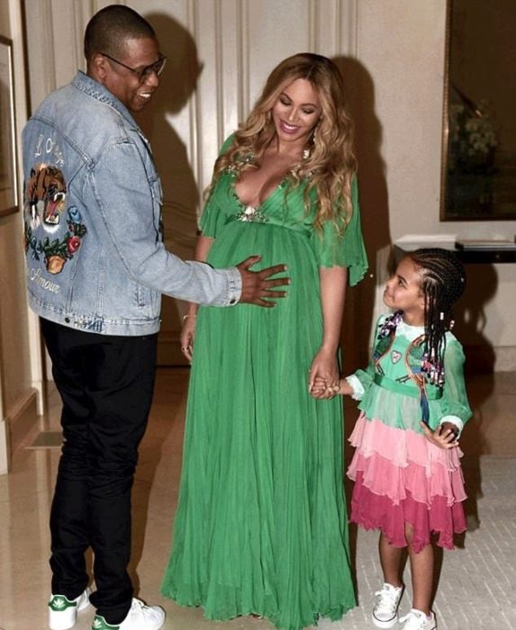 Jay Z con su hija y esposa embarazada