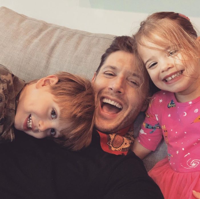 Jensen Ackles con dos de sus hijos