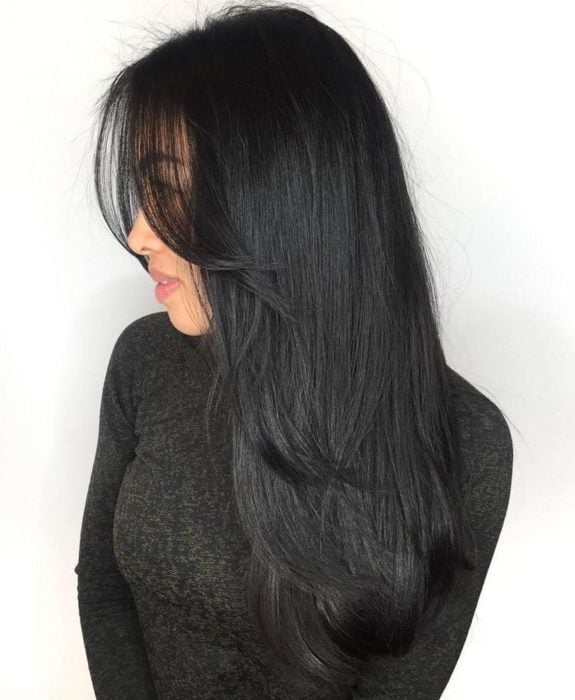 Chica luciendo un cabello teñido de color negro azabache 