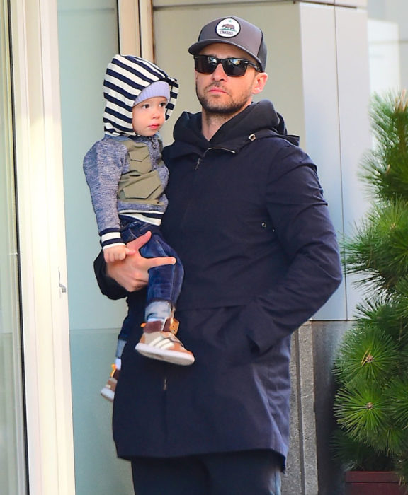 Justin Timberlake cargando a su hijo