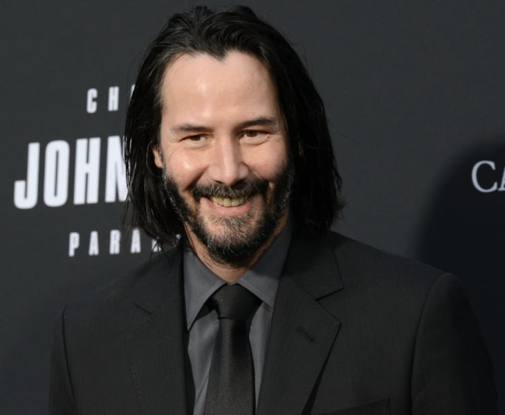 Keanu Reeves subasta cita vía Zoom