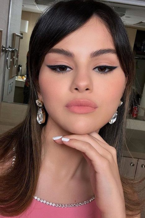 Selena Gomez unando labial rosado