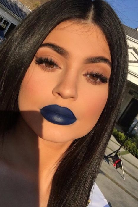 Kylie Jenner con labial azul 