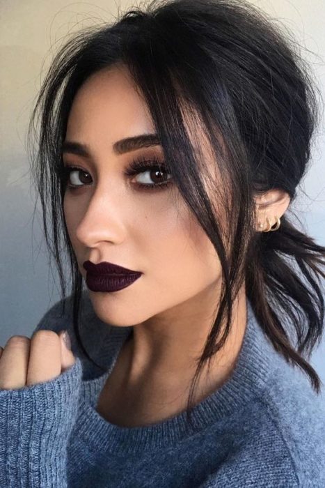 shay mitchell con labial guinda