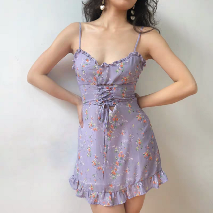 Chica usando vestido de tirantes color lavanda con estampado floral