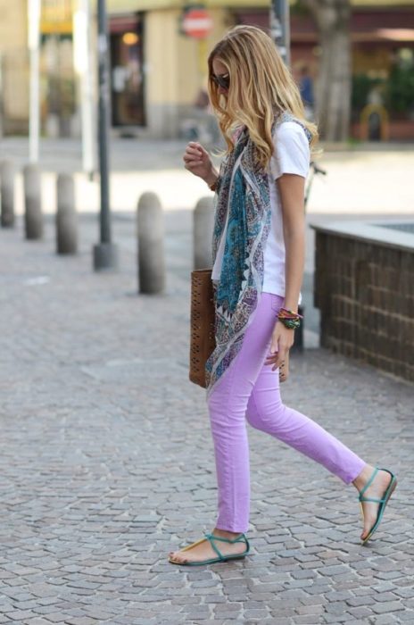 Chica usando jeans color lavanda