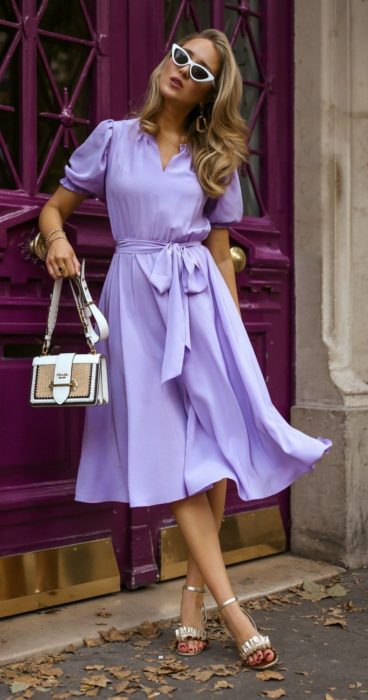 Chica usando un vestido clásico en tonalidad lavanda