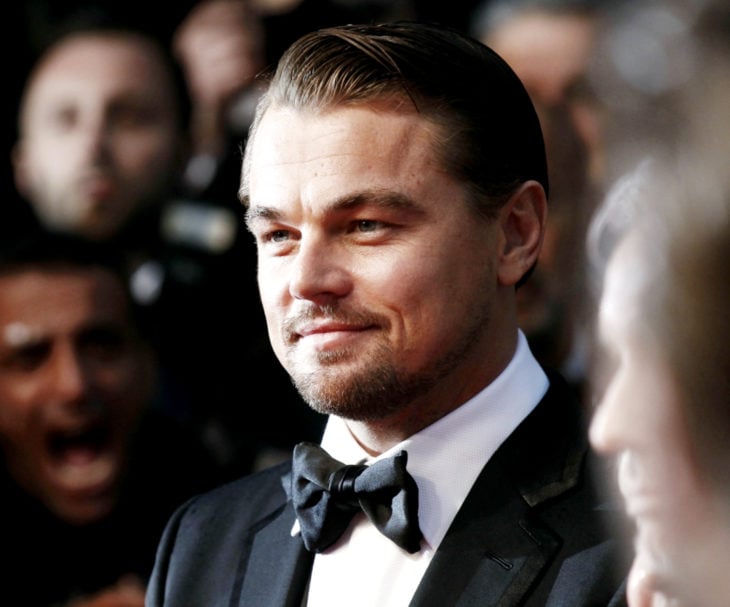 Leonardo DiCaprio con traje de gala y moño