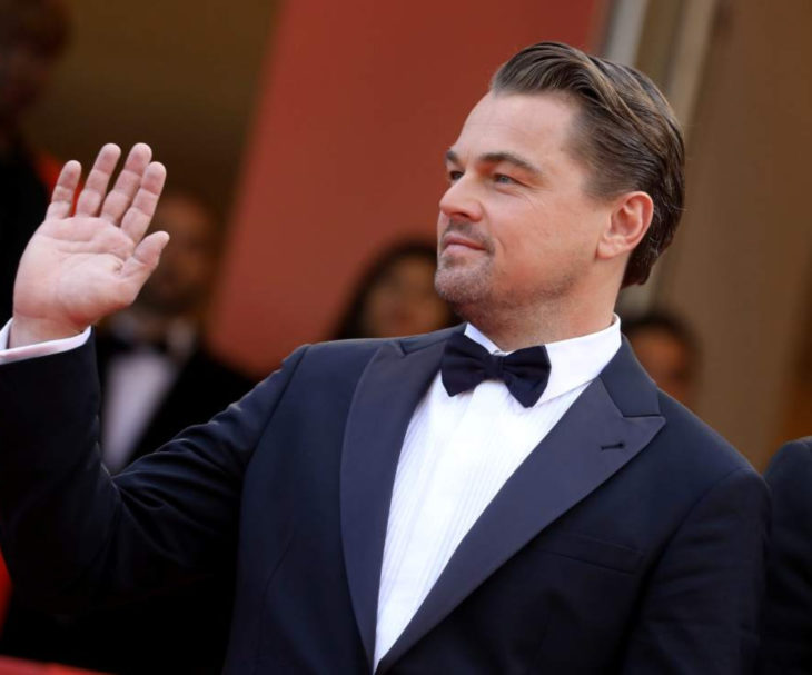 Leonardo DiCaprio con traje de gala y moño