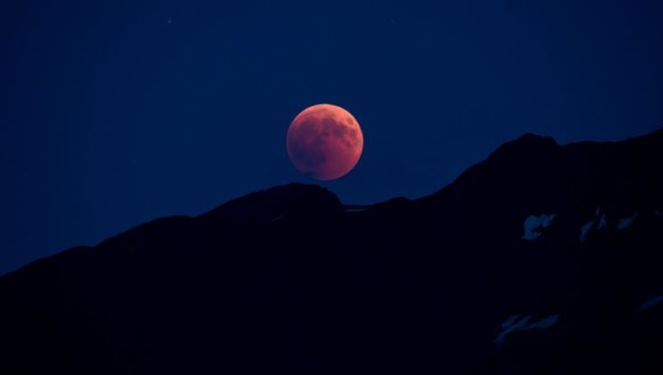 Eclipse lunar, con tonalidades rosas