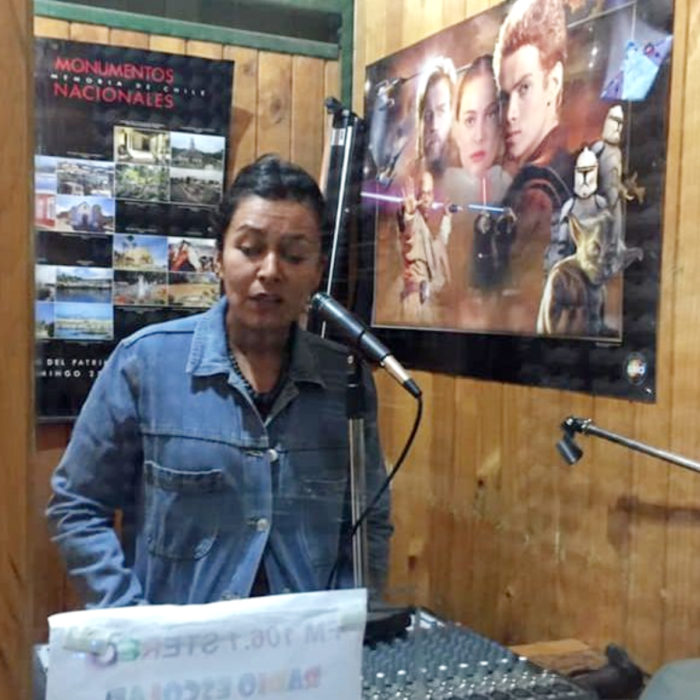 Teresa Venegas maestra de historia da clases por radio a alumnos sin internet