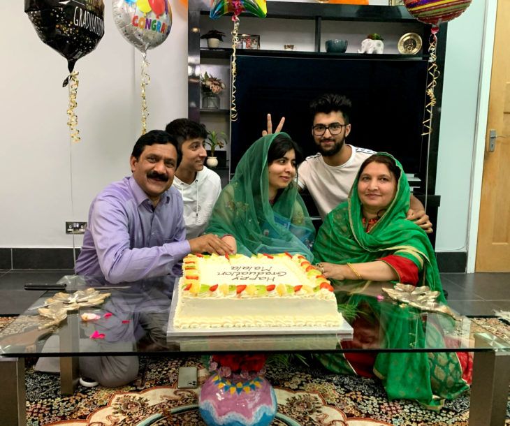 Malala Yousafzai se gradúa de la Universidad de Oxford; familia celebrando con pastel y globos