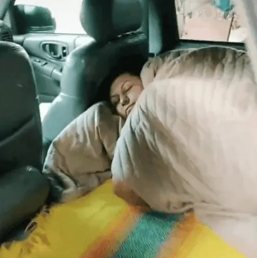 Mamá duerme en el automóvil