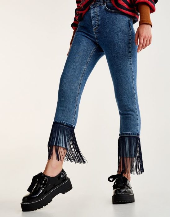 Jeans con flecos bajos en los puños de color negro