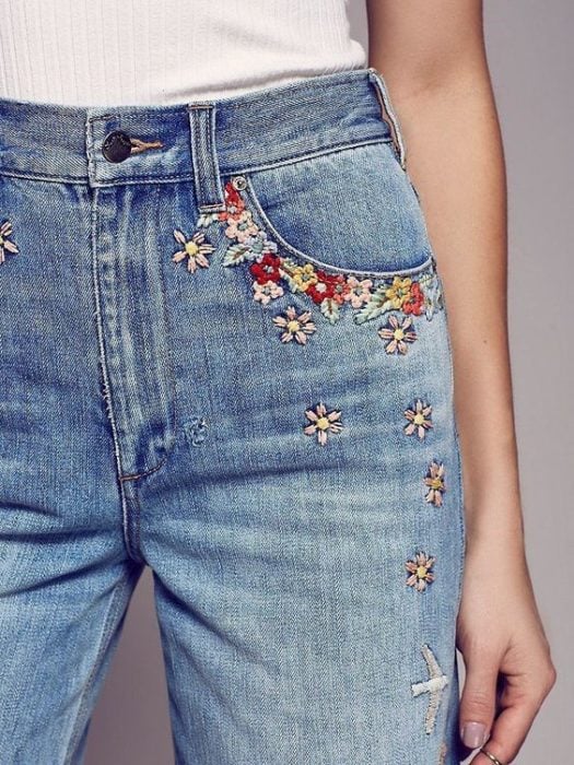 Jeans de mezclilla con pequeñas flores bordadas al costado