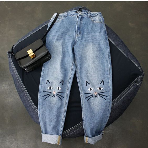 Jeans decorados con siluetas de gato en las rodillas