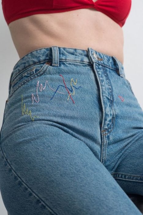 Jeans decorados con équeos bordados de colores diferentes