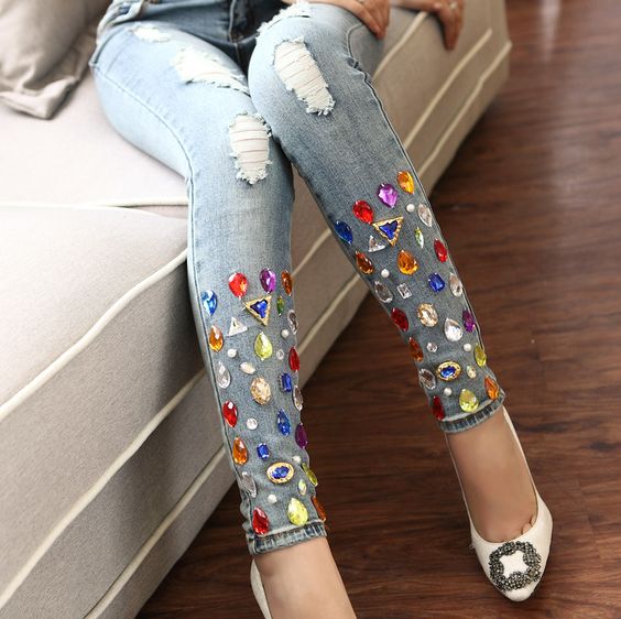 Jeans decorados con piedras de colores 