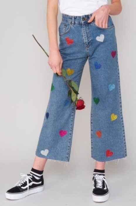Pantalones de mezclilla decorado con corazones de colores