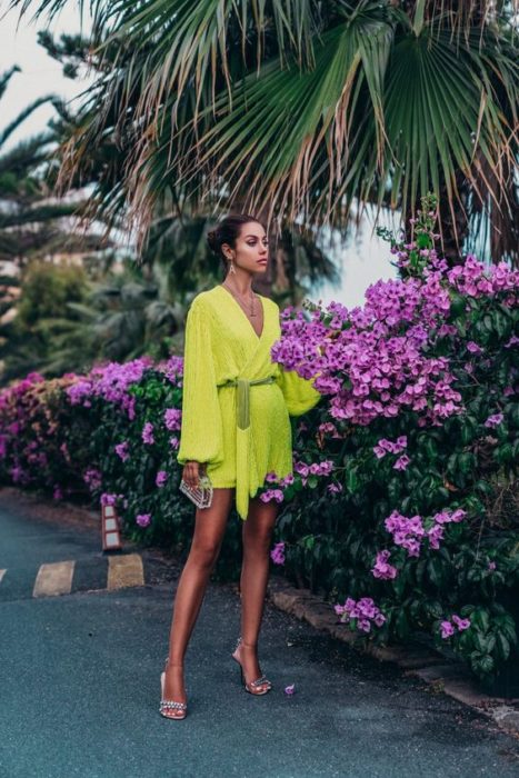 Chica con vestido verde neón holgado 