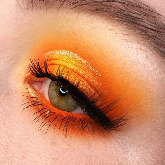 Maquillaje de ojos con tonalidades naranjas