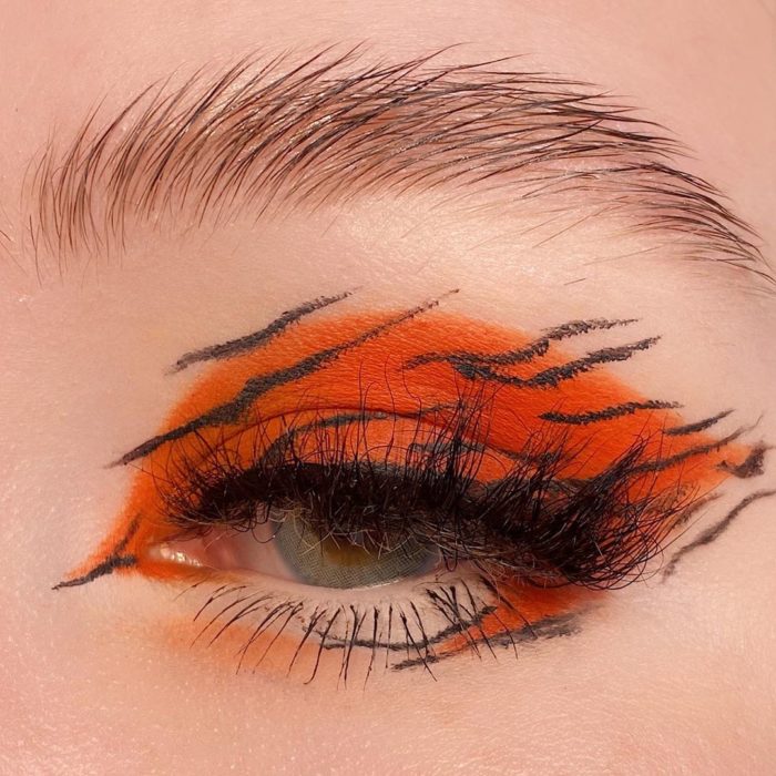 Maquillaje de ojos con tonalidades naranjas al estilo tigre