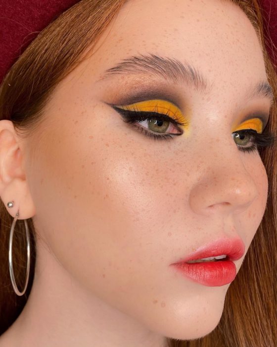 Maquillaje de ojos con tonalidades amarillas y negro