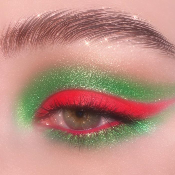 Maquillaje de ojos con tonalidades verdes y rojas