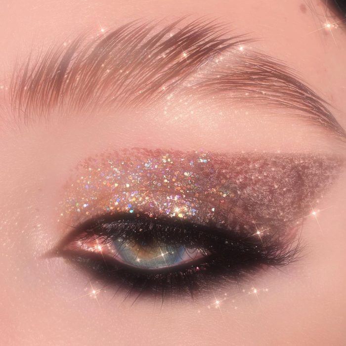 Maquillaje de ojos con tonalidades bronce shiny