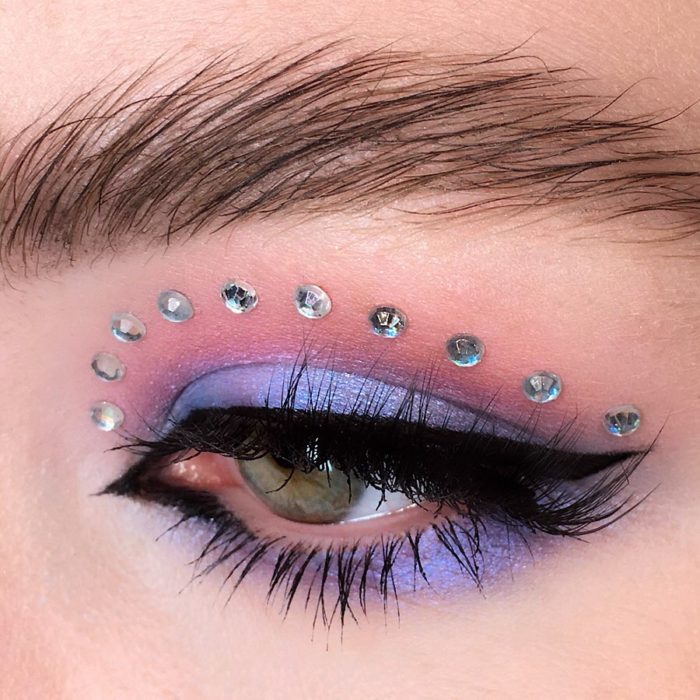 Maquillaje de ojos con tonalidades lilas y piedritas plata