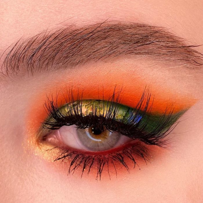 Maquillaje de ojos con tonalidades naranjas y verdes