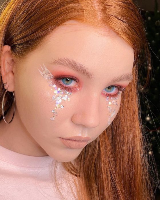 Maquillaje de ojos con tonalidades rorosado y efecto holograma 