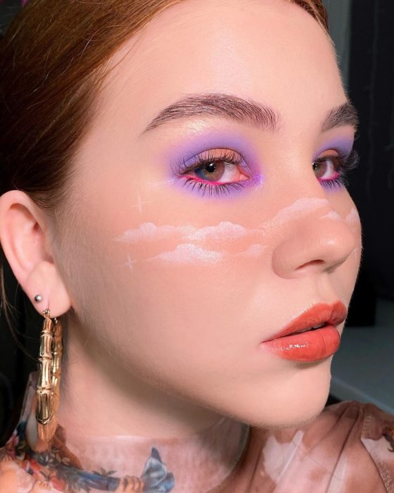 Maquillaje de ojos con tonalidades lilas y rosas y nubes