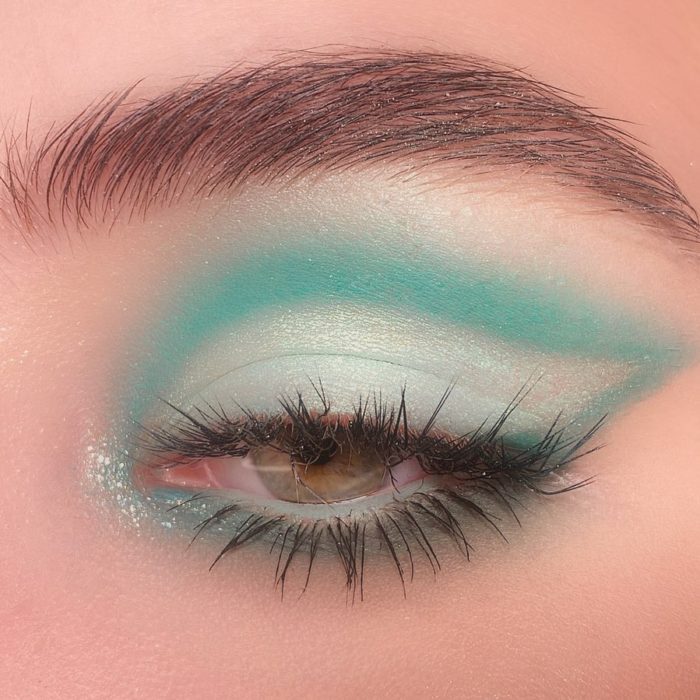 Maquillaje de ojos con tonalidades aqua